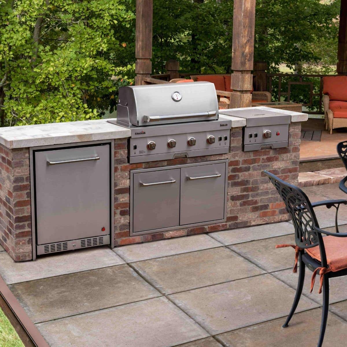 Char-Broil Medallion Series™ Built-In LP Tank and Trash Drawer