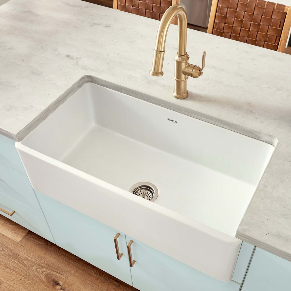 RUVATI RVL2100WH 30" Fireclay Reversible Farmhouse Apron-Front Kitchen Sink
